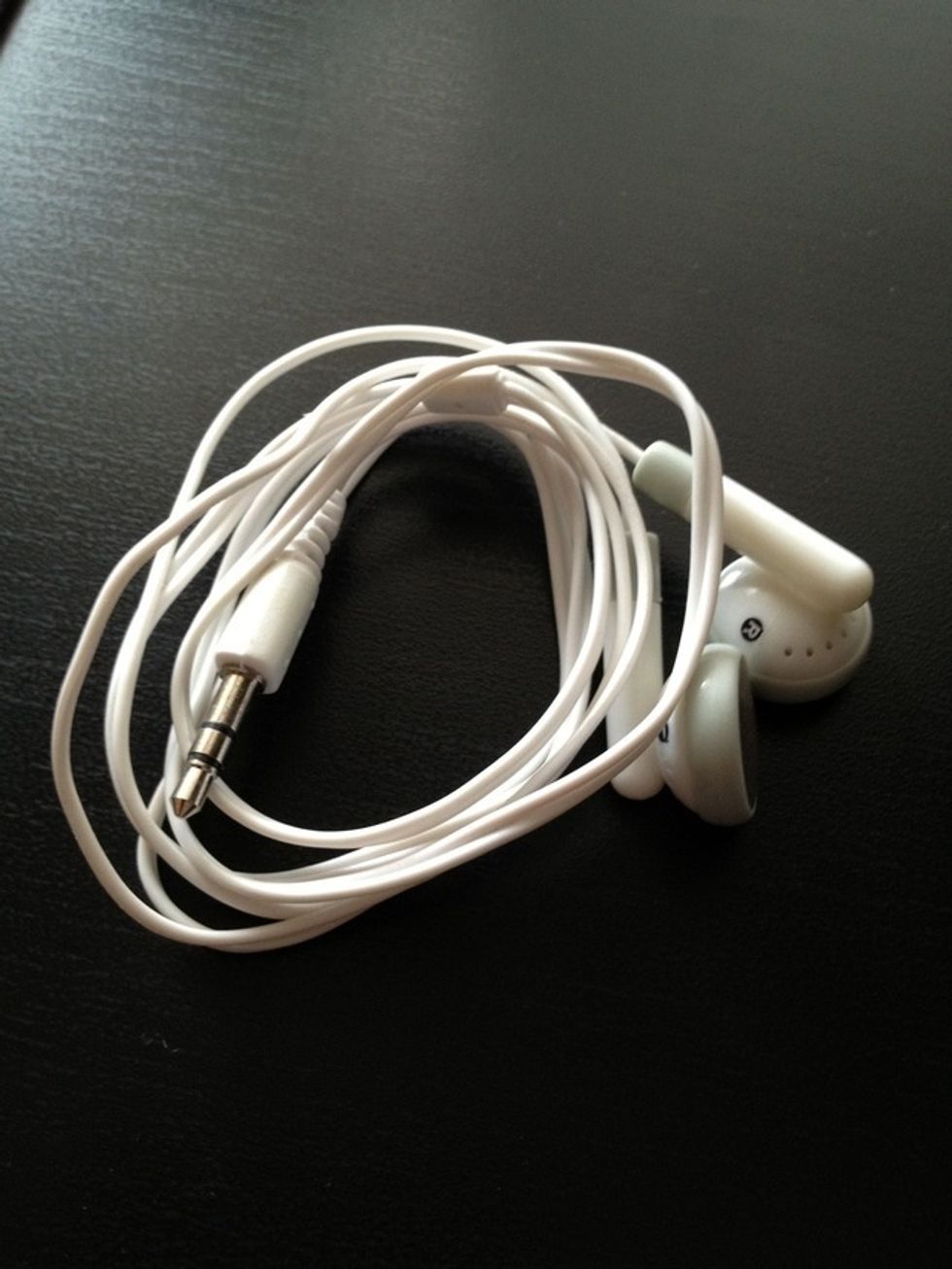 I will be usling these old fake Apple headphones.