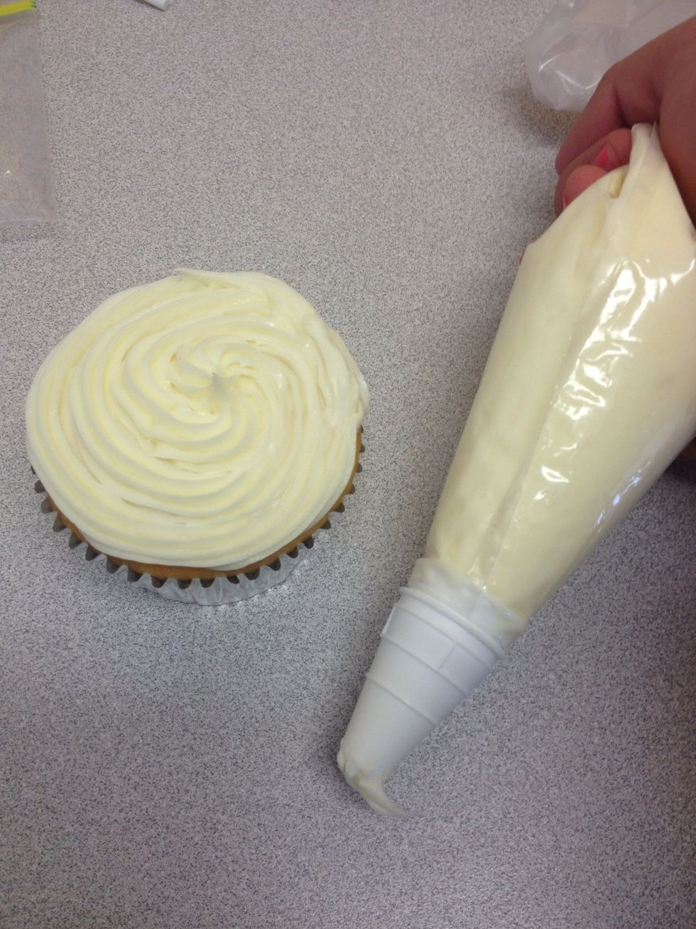 Ice 9 cupcakes (optional) like this, leaving one not iced for the bottom of the head/start of the body.