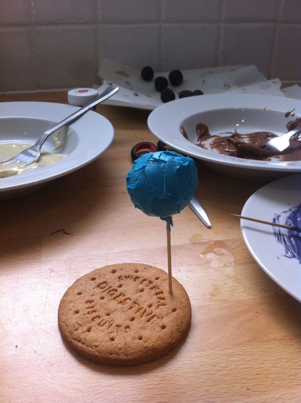 Ice the pop with a spoon or knife. Following the shape of the ball.