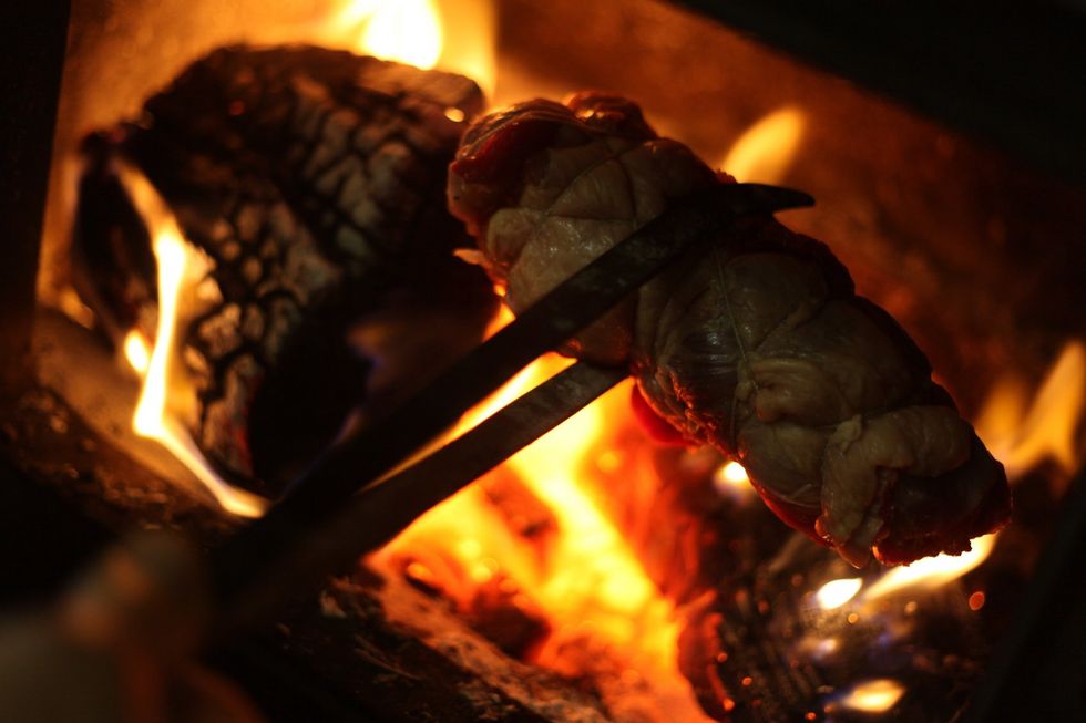 If it's 5 degrees outside and you have an open fire, grab your lover and have a romantic interlude, while gently turning the steak roast with tongs just a few times. 30 seconds maximum per side.