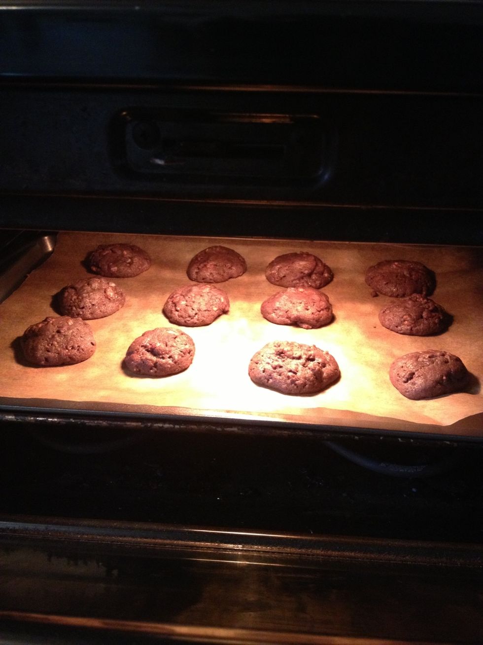 If only I could capture the wonderful aroma of these cookies and put THAT on Snapguide, then everyone would want to make these awesome cookies! Yum yum yumminess!
