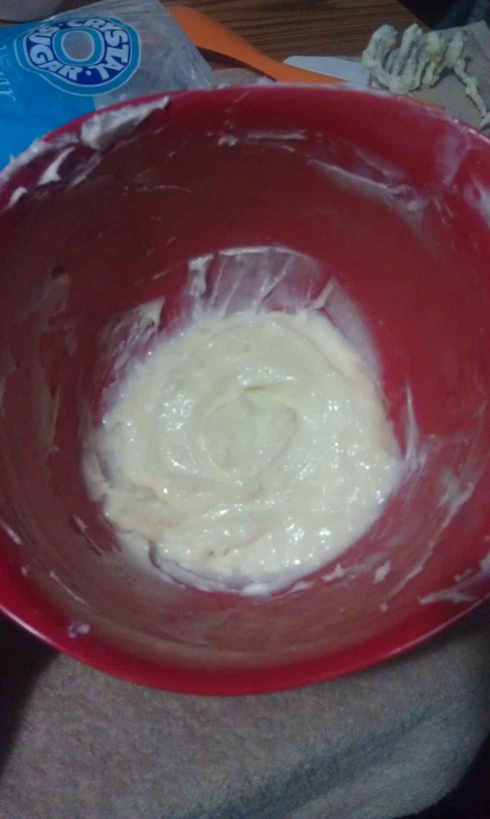 If the cream cheese and sugar is hard to beat add a little bit of milk. It should look like this.