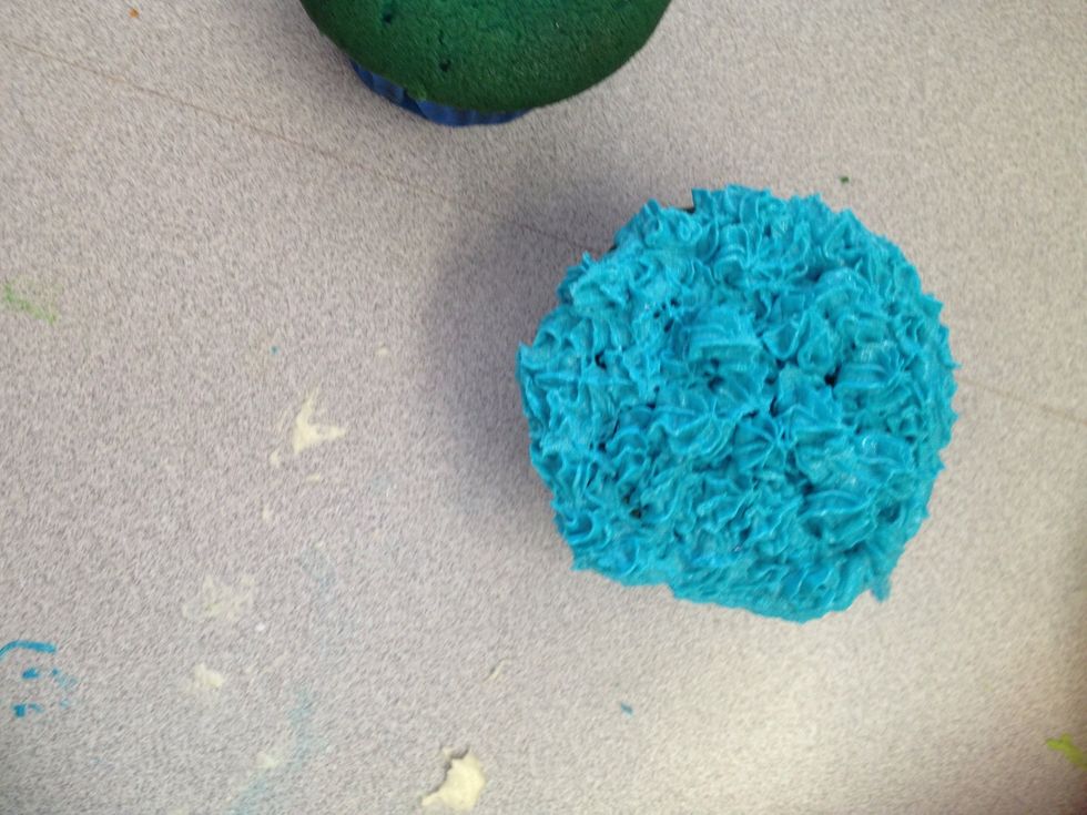 If the cupcake with blue icing using a piping bag