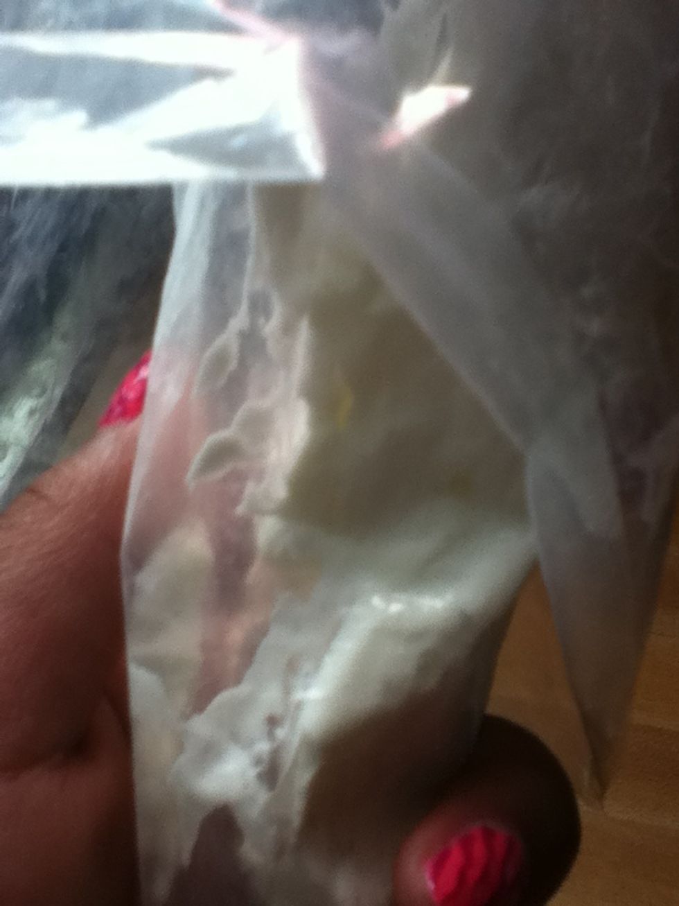 If u want two toned roses fill half of the piping bag as shown above