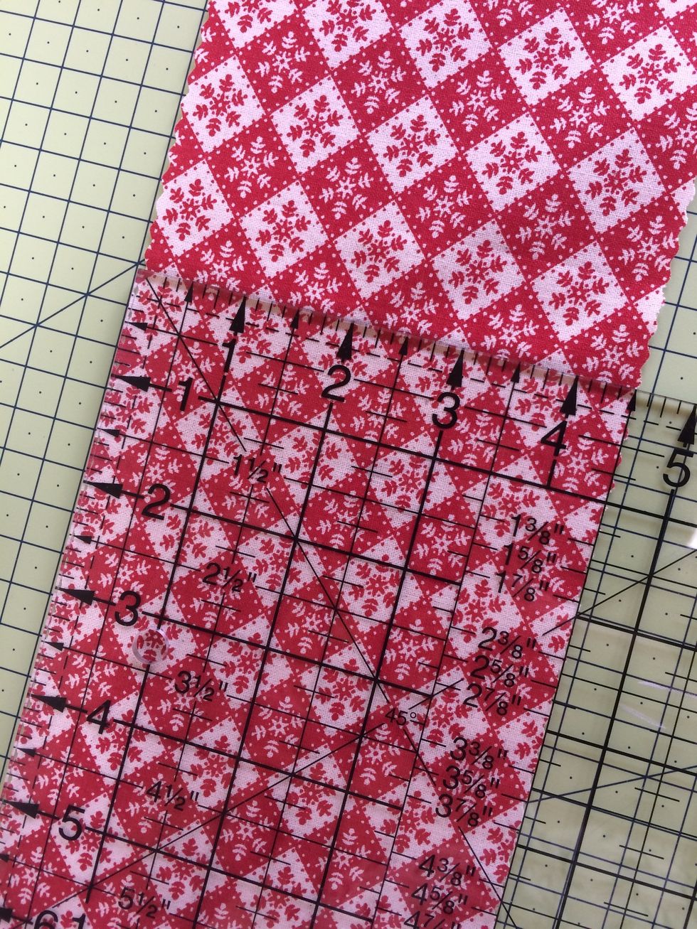 If using fabric scraps cut 24 pockets of 4.5 x 4 inches. If using full width fabric cut 4.5 inch strips in contrasting fabrics . .15 mt will make 10 pockets so use whatever combination you wish