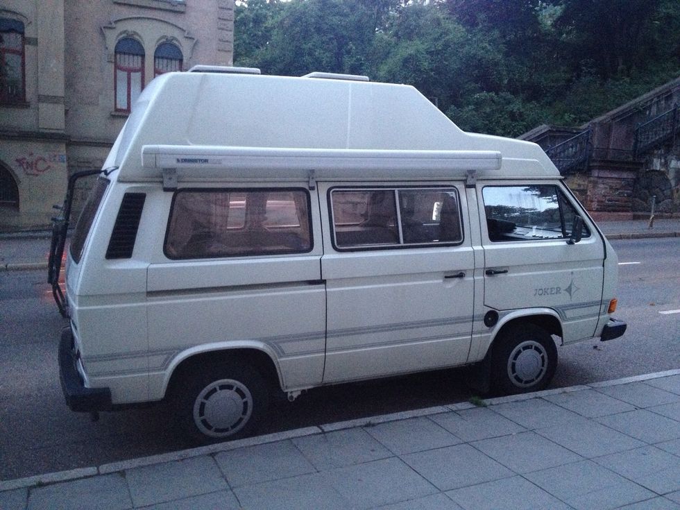 If you are the proud owner of a Volkswagen T3 Joker Camper Van with a roof top and you care for your vehicle, this snapguide is for you.