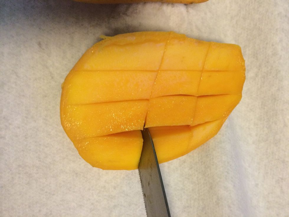 If you'd like to eat directly from the skin, score mango with a knife carefully. Cut only the flesh, not through the skin.