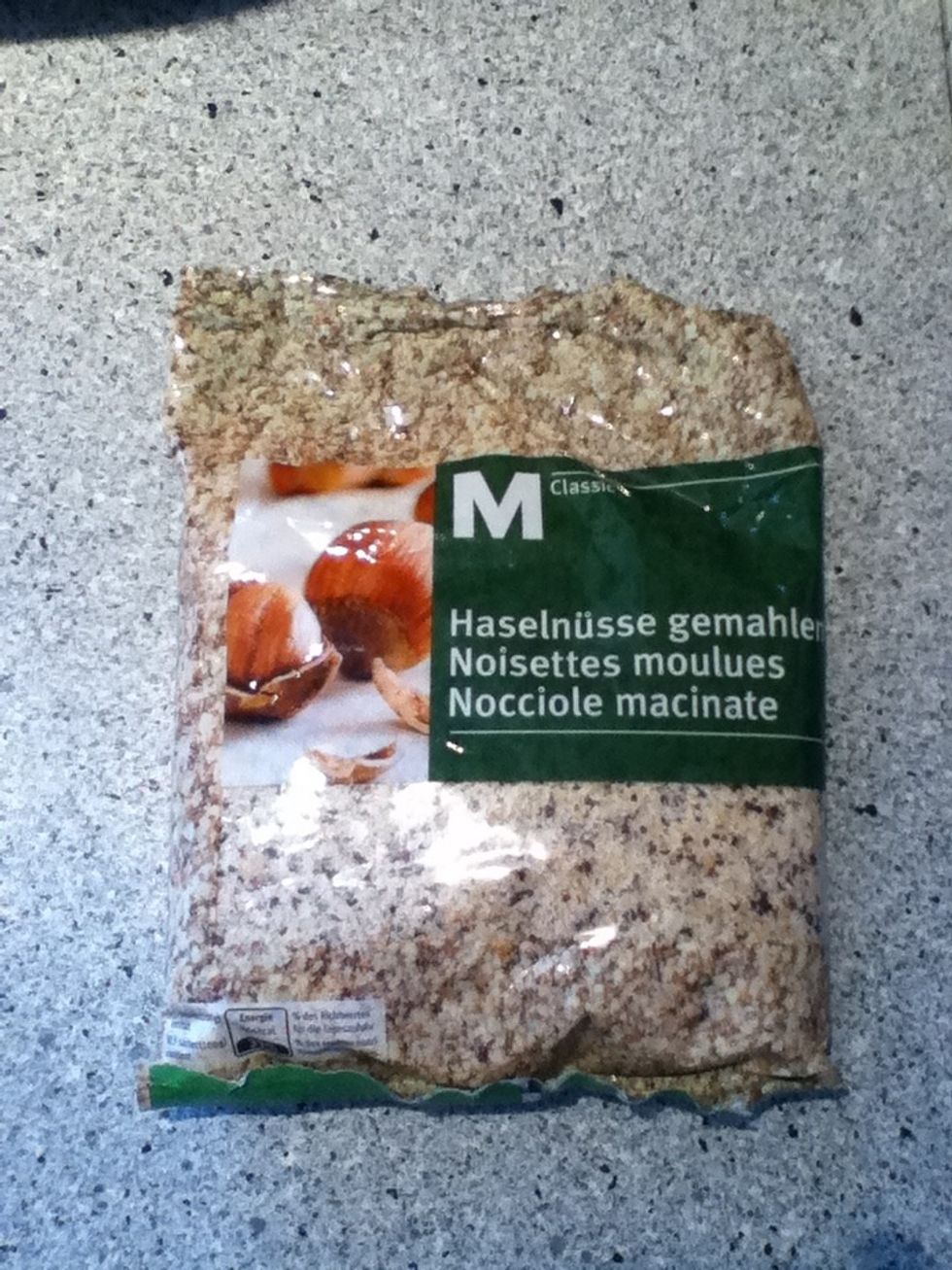 If you don't have hazelnutfluor, then make your own by chopping hazelnuts in a foodprocessor ;-)