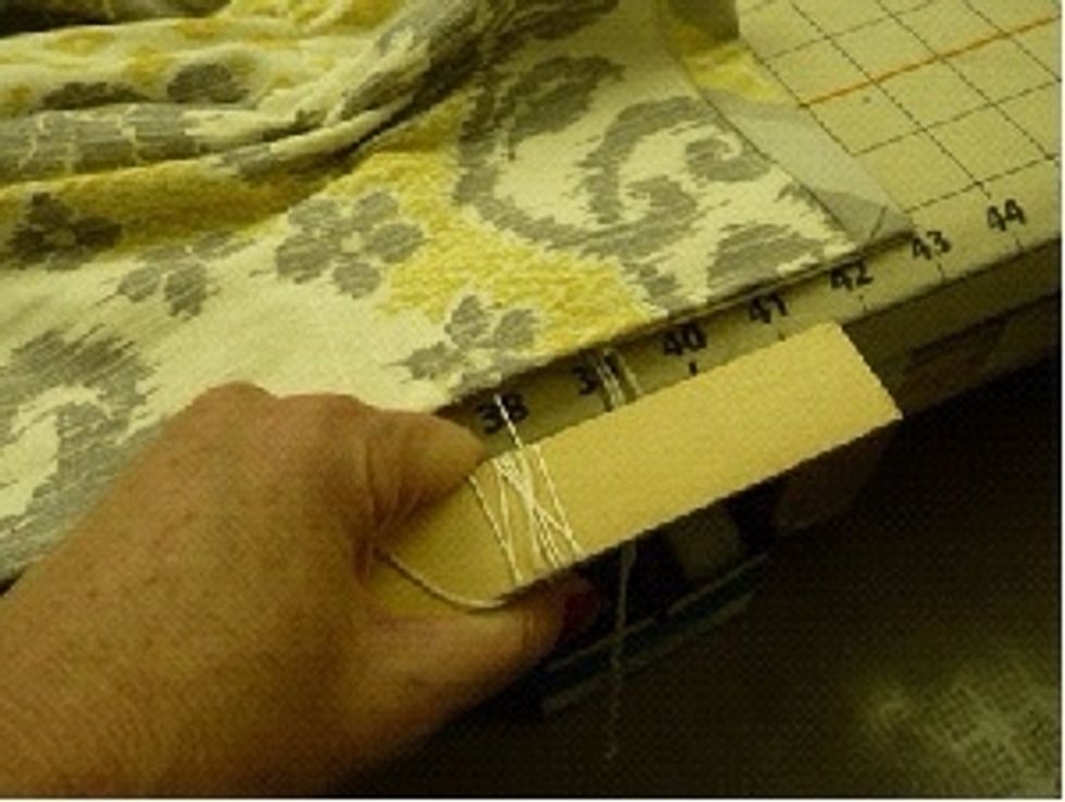 If you find the narrow cord is difficult to pull, wrap the cord around a small ruler; this will make it easier to pull.