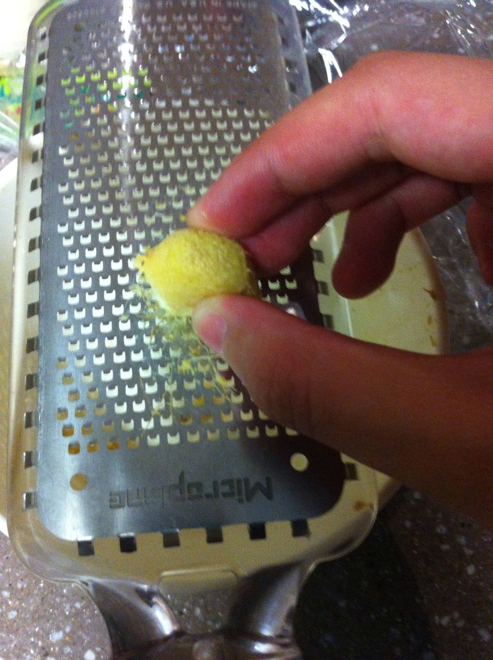 If you have fresh ginger, make sure it isn't dried out or it will not have maximum flavour. Grate your ginger or you can use ground ginger