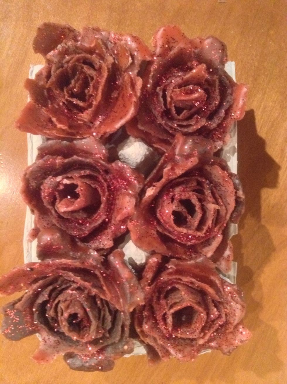 If you put the ready-made roses into the bottom part of an egg carton it's easier for you to store and transfer.