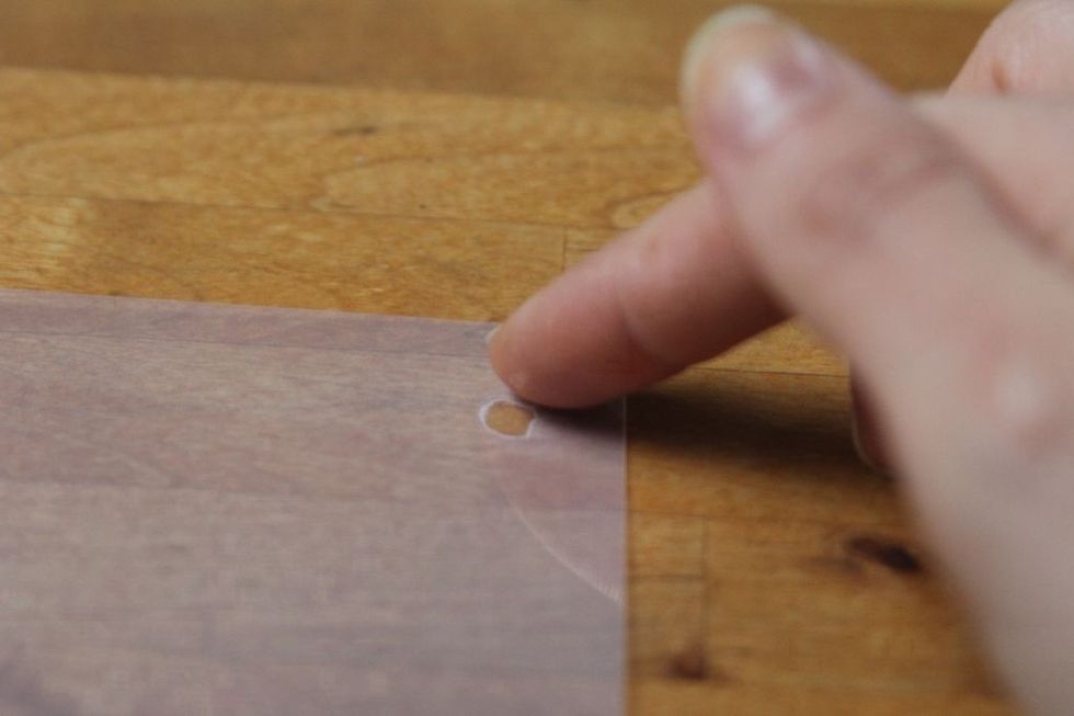 If you're having trouble differentiating the sides, wet your finger & dab a corner of the transparency to see if it sticks. The sticky side is the printable side. This may leave a small fingerprint.
