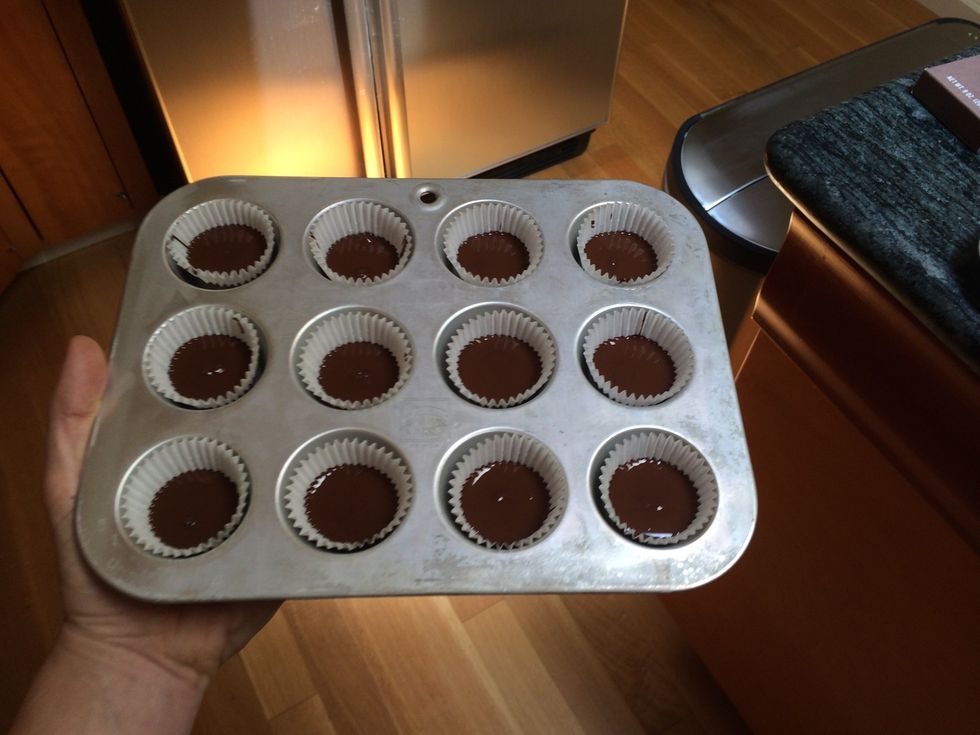 If you shake the muffin tin to the right and left, the chocolate will spread out smoothly.