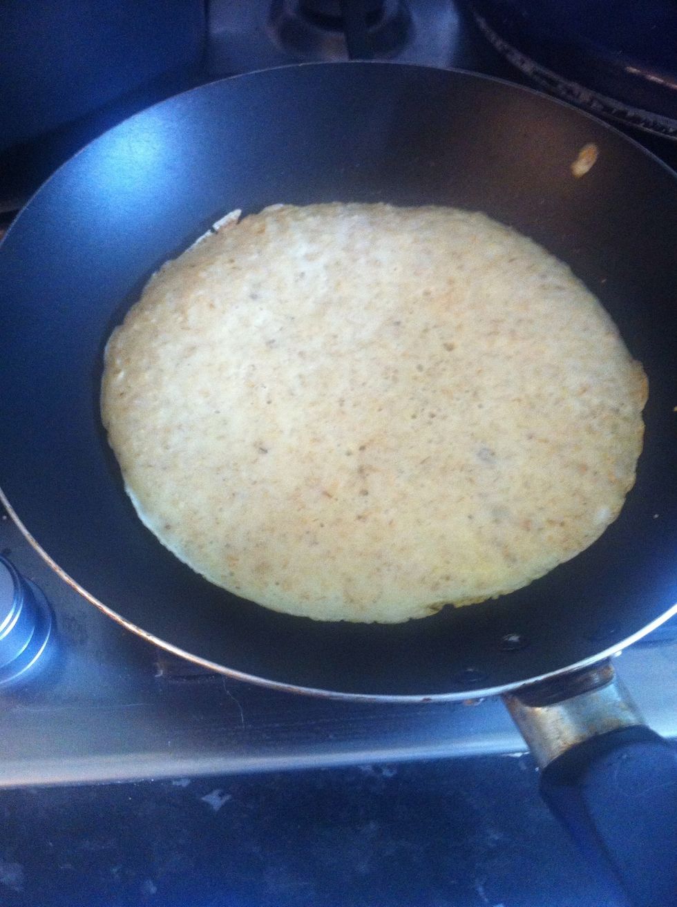 If you shake the pan the pancake will start moving that's mean it's ready to turn it on the other side. Be carful
