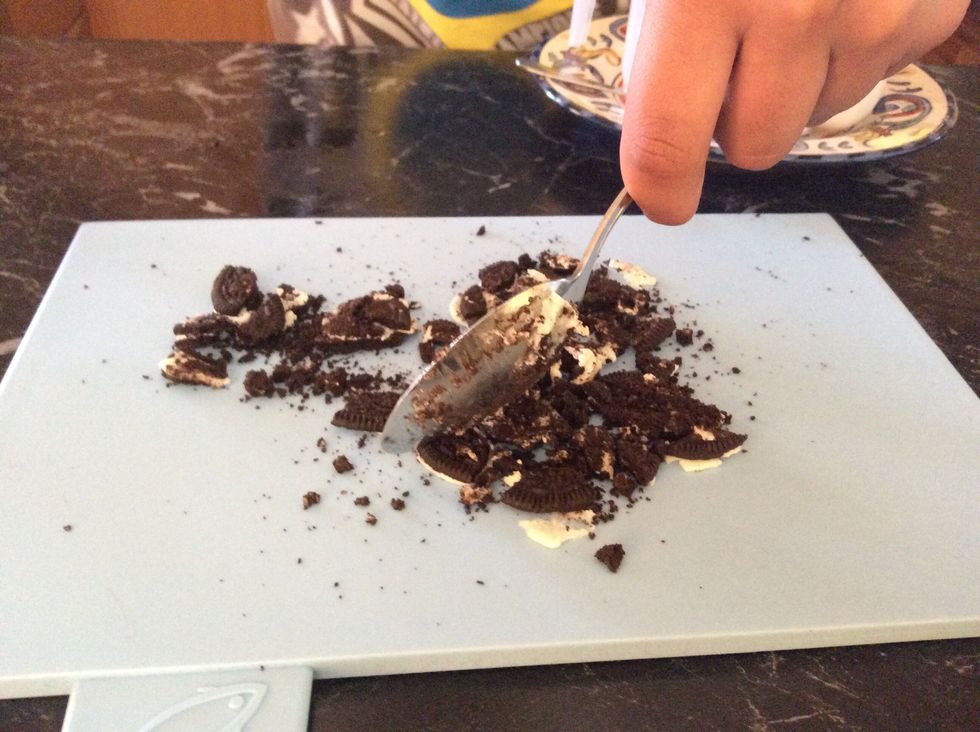 If you want Oreo's on top of your smoothie, grab a Oreo's and a spoon, then squash the Oreo's with your spoon really hard and make into pieces.