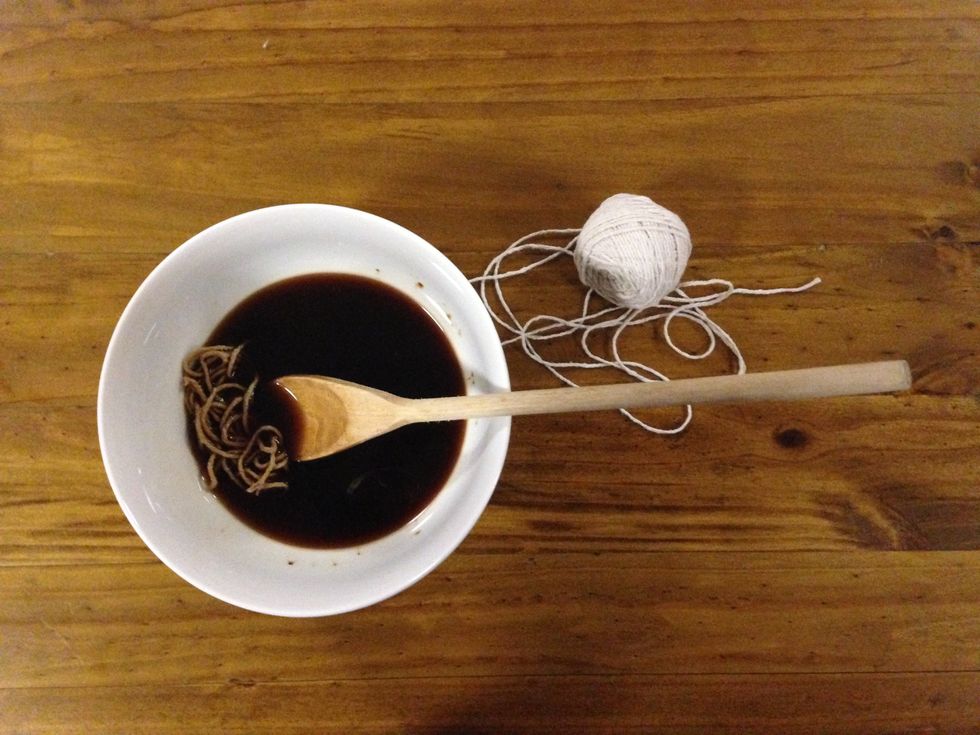 If you want to dye your string to create a more rustic look, add the coffee to the hot water and place the string inside, stirring to cover then soak for 5 minutes so that it can absorb the colouring.