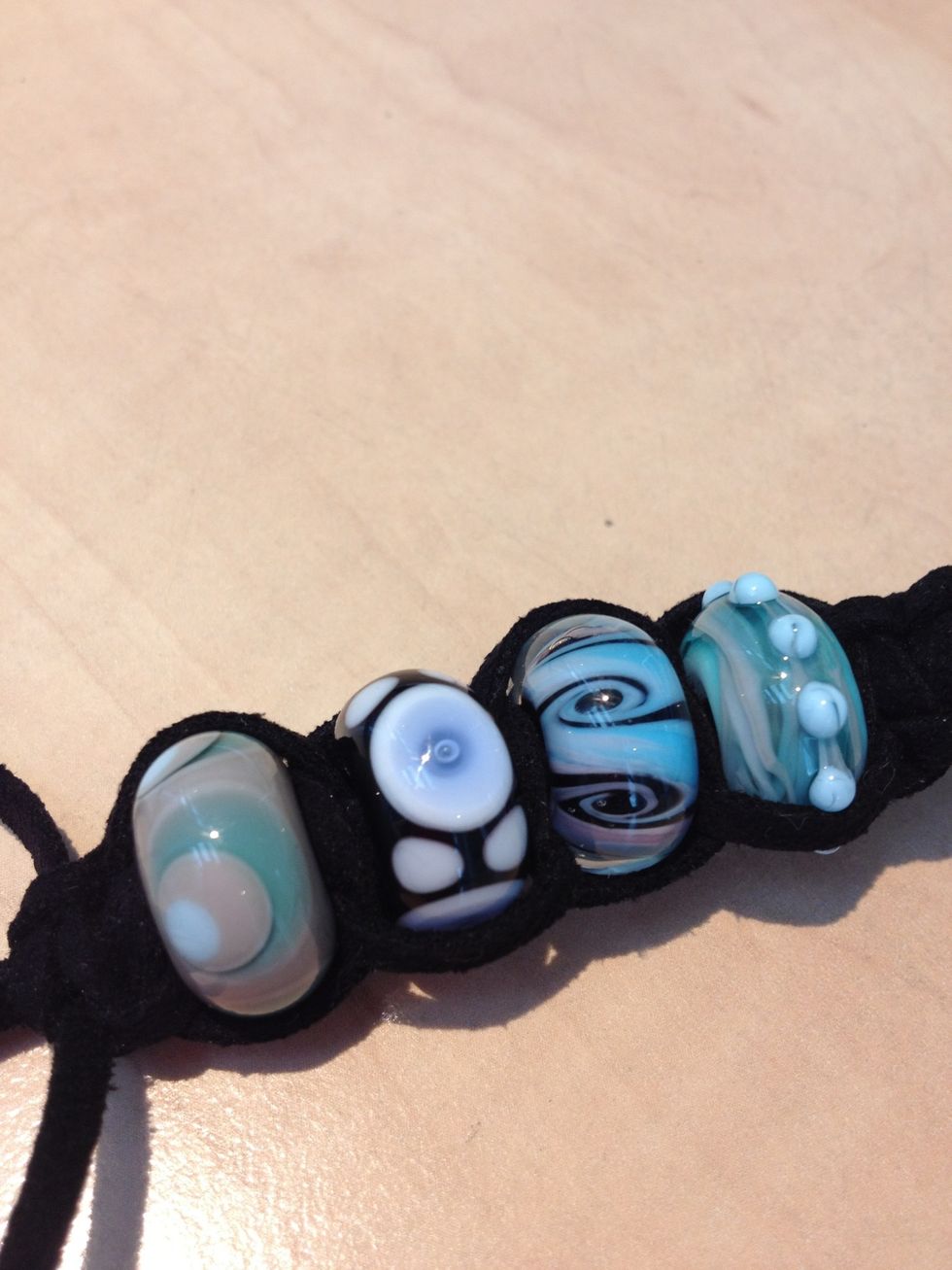 If you want you can knot further or you put all the beads next to eachother. Like I did.