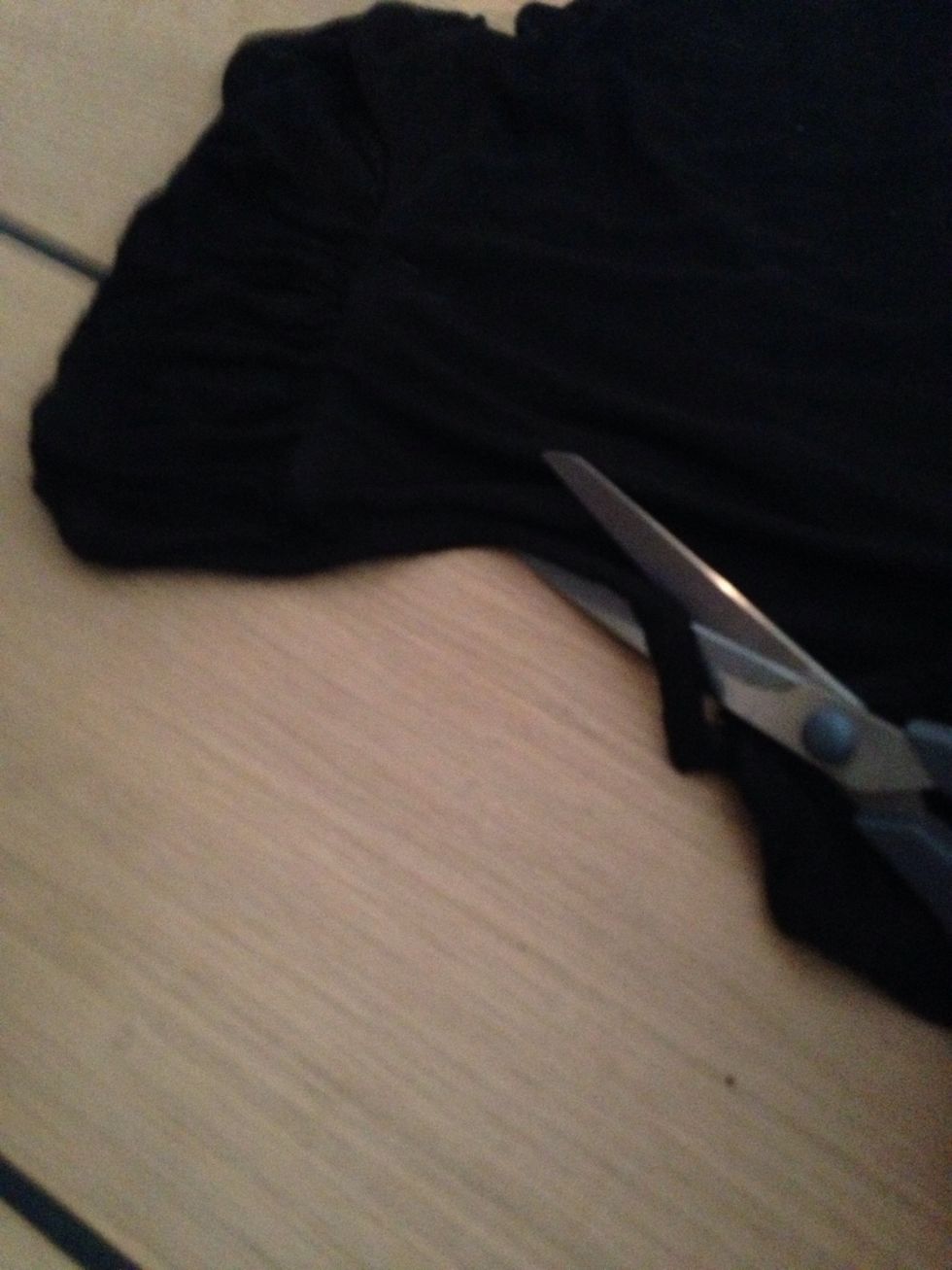 If your t-shirt has a high neck cut it of. My t-shirt already had a V-neck so i have only cut the back of.