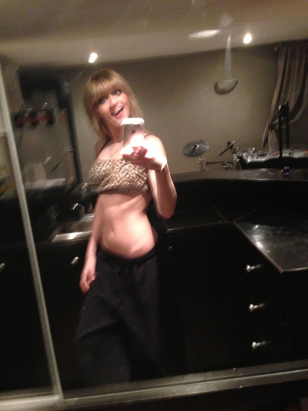 IM SO FIT pose in mirror