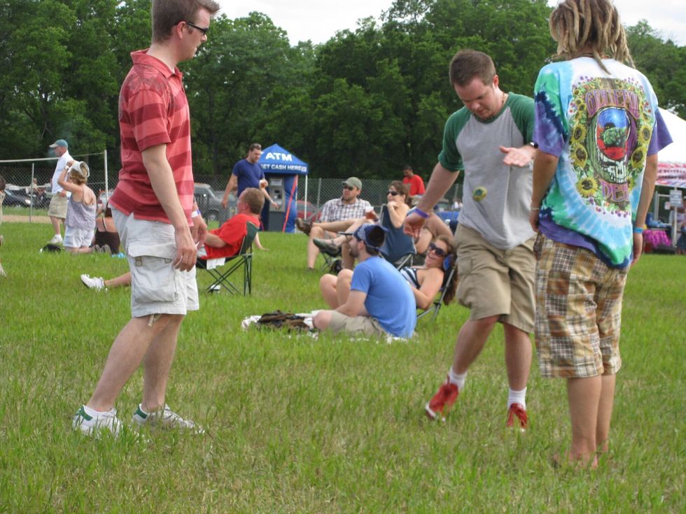 You can play two different ways the two different ways are keepy upy