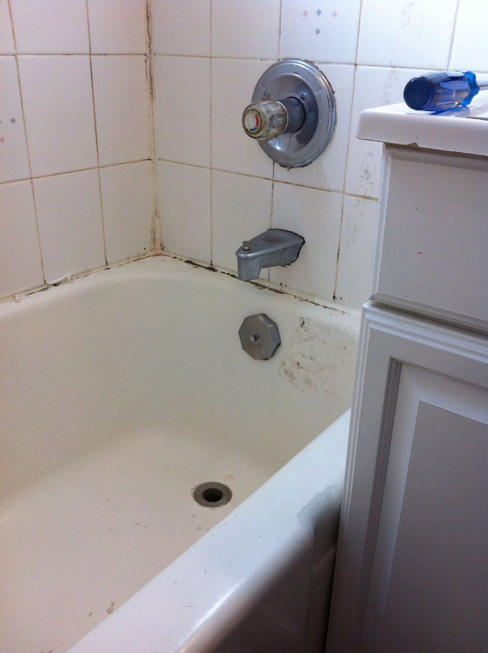 How to refinish your bathtub with rust-oleum kit - B+C Guides