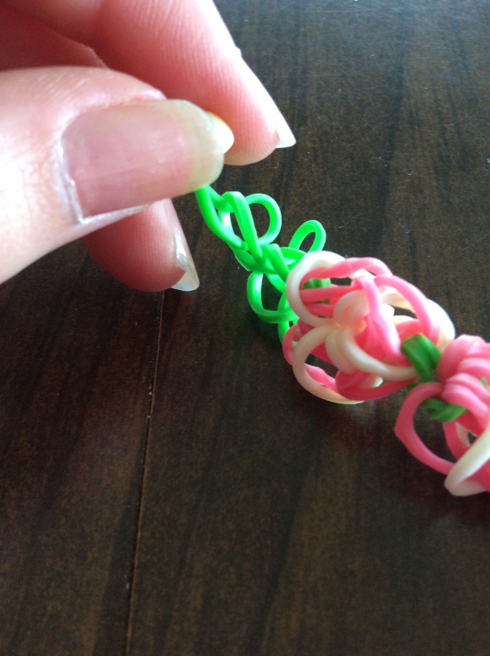 How to make a rainbow loom rose bracelet - B+C Guides