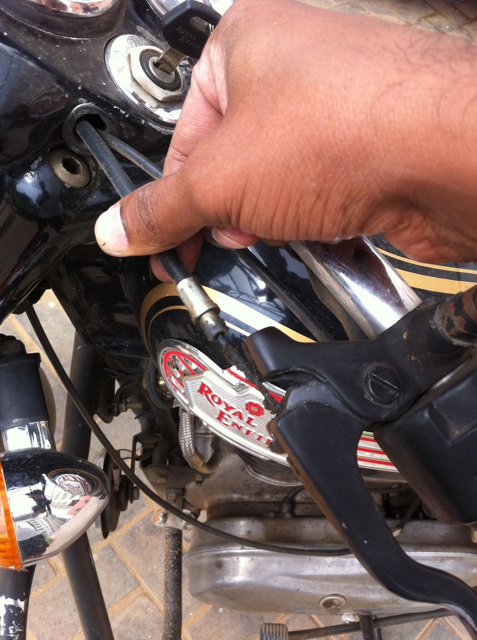 How to change clutch cable of royal enfield std 350 B+C Guides