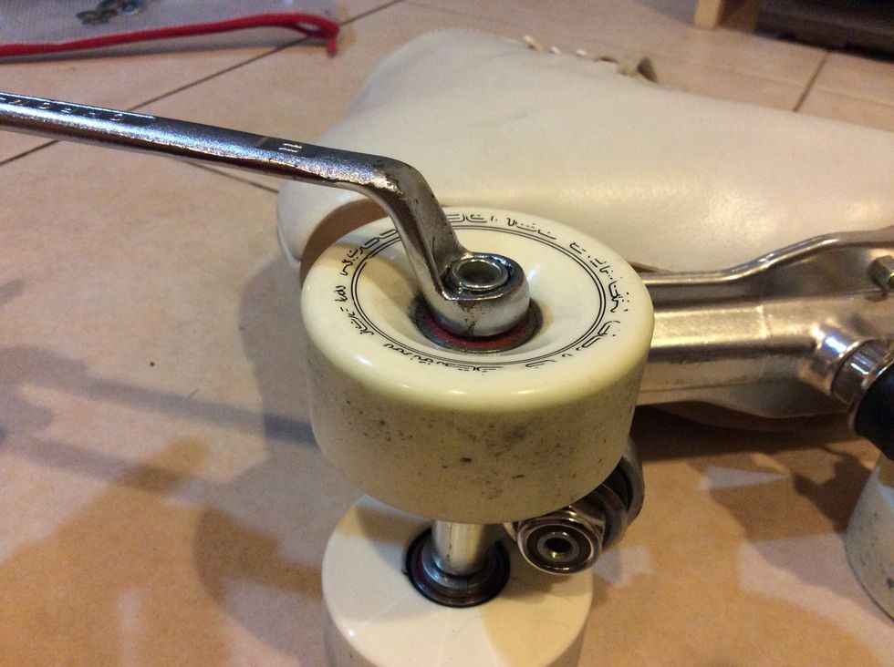 How to change the wheels on your roller skates B+C Guides