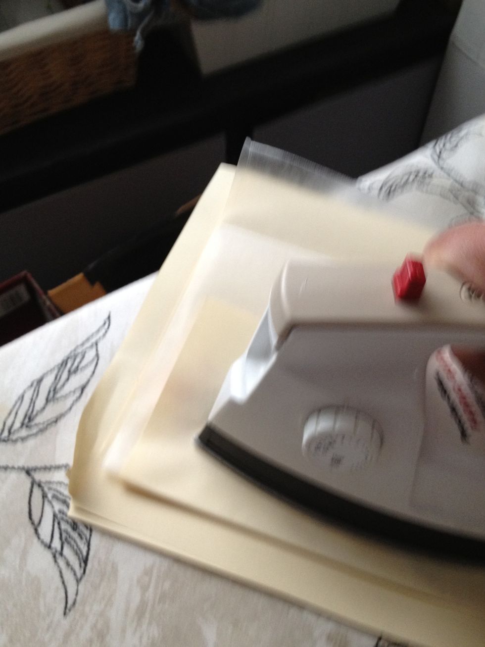 How to make a bookmark pressing flowers with an iron B+C Guides