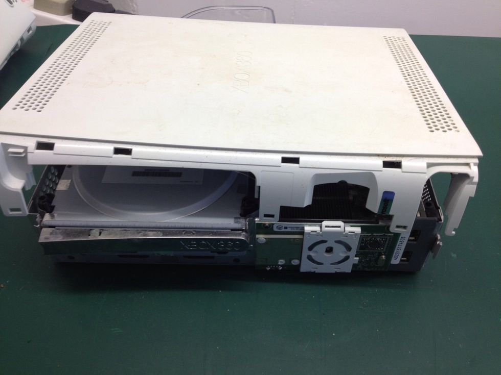 How to disassemble an xbox 360 for cleaning B+C Guides
