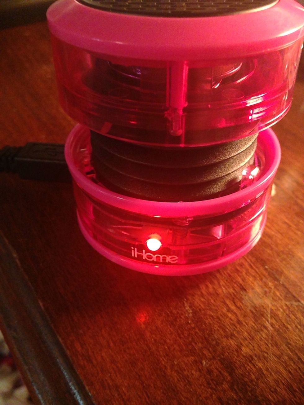 How to charge the ihome speaker B+C Guides