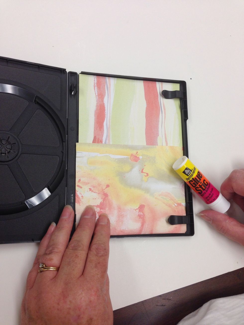 How to upcycle a dvd case B+C Guides