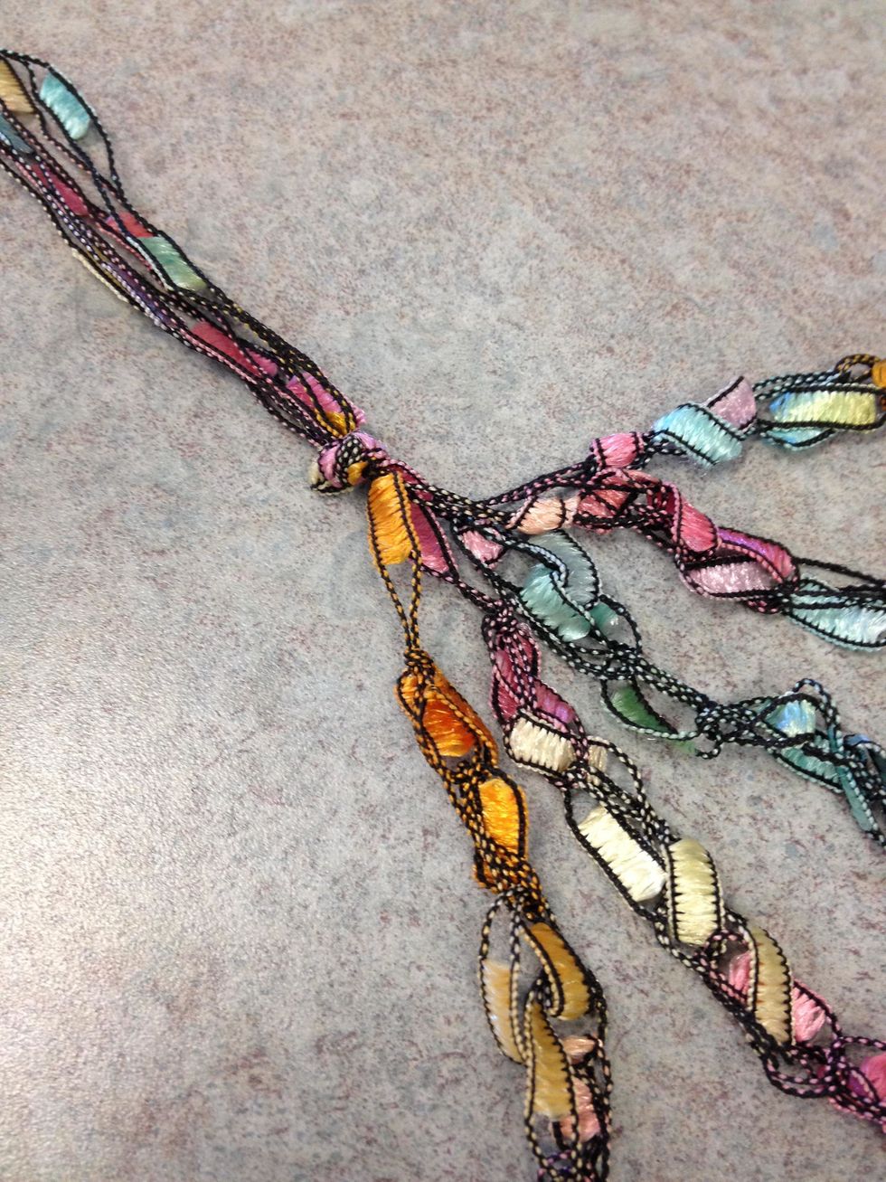 How to crochet a ribbon necklace B+C Guides