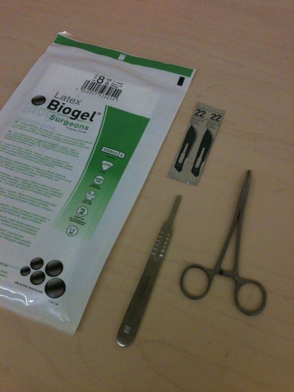 How to mount a blade onto a scalpel handle B+C Guides