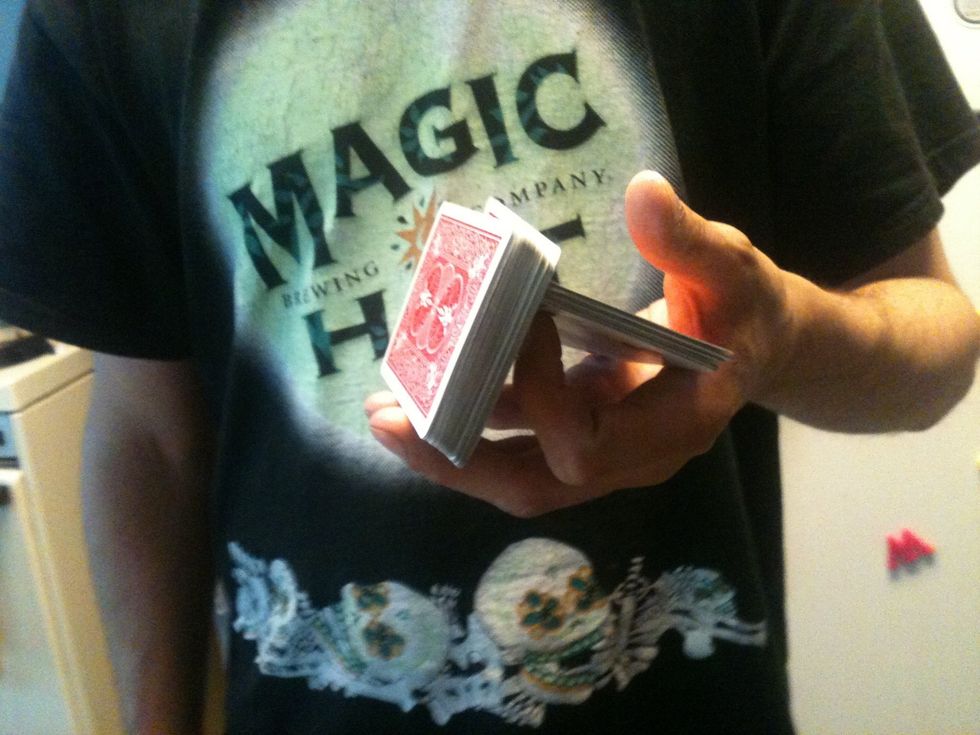 How to cut a deck of cards with one hand (2 methods) B+C Guides