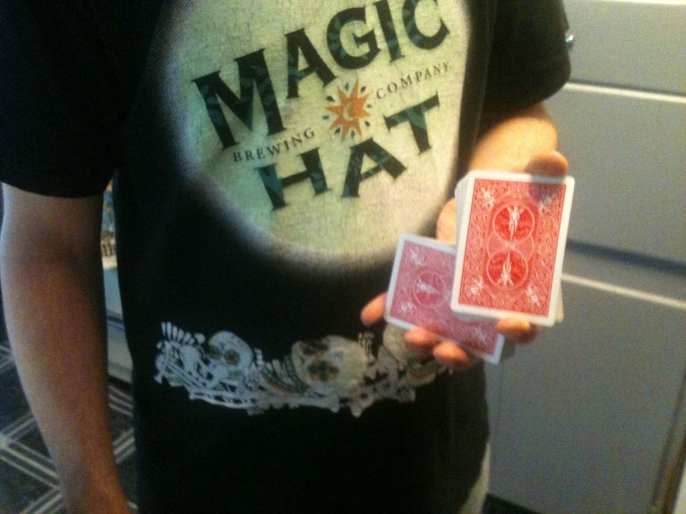 How to cut a deck of cards with one hand (2 methods) B+C Guides