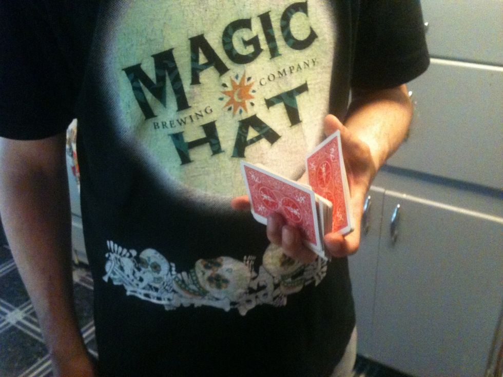 How to cut a deck of cards with one hand (2 methods) B+C Guides