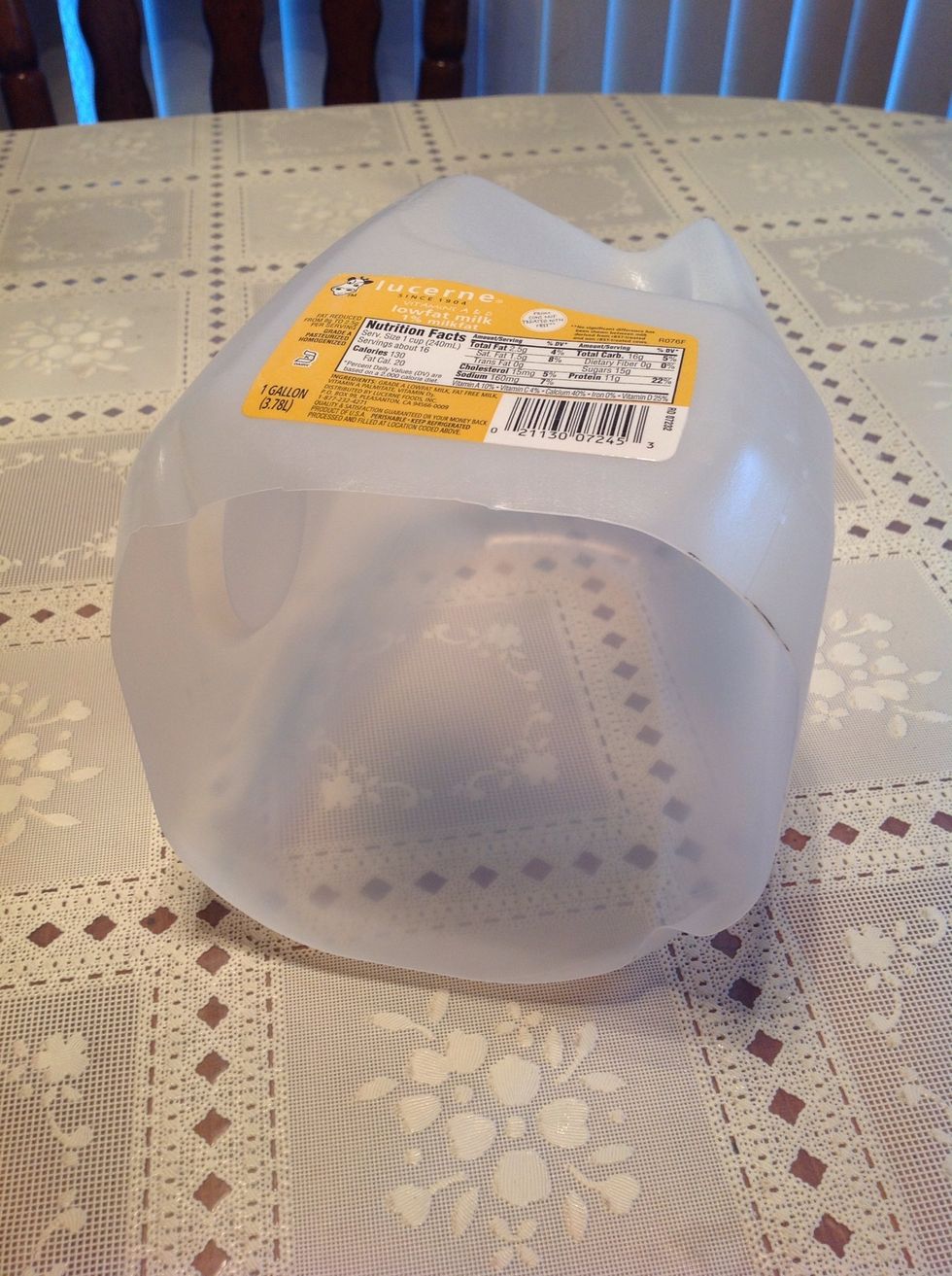 How to make a scoop from a milk jug B+C Guides