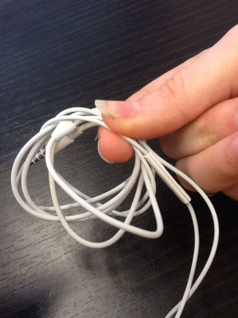 How to store earbuds without tangles B+C Guides