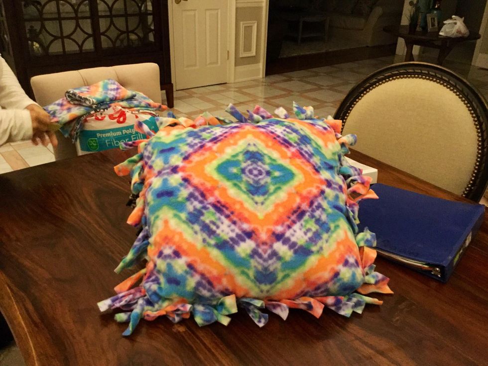 How to make a nosew fleece pillow B+C Guides