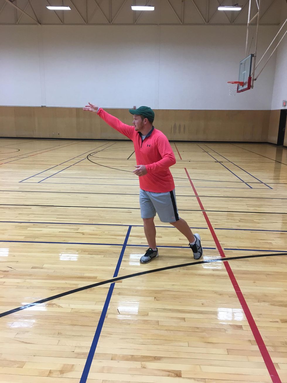How to backhand throw a frisbee B+C Guides