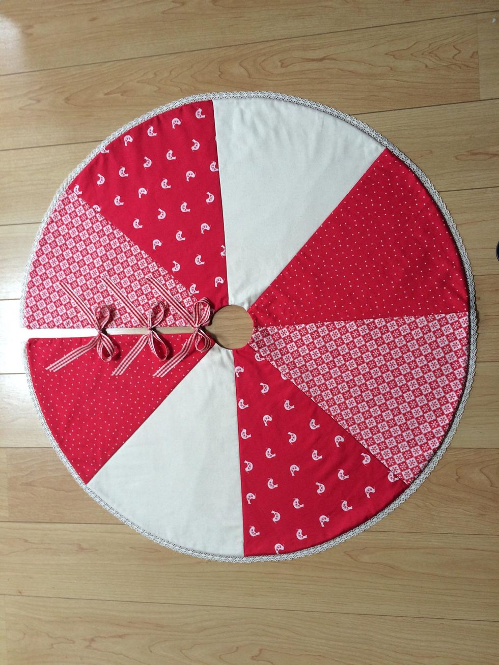 How to make a reversable tree skirt B+C Guides