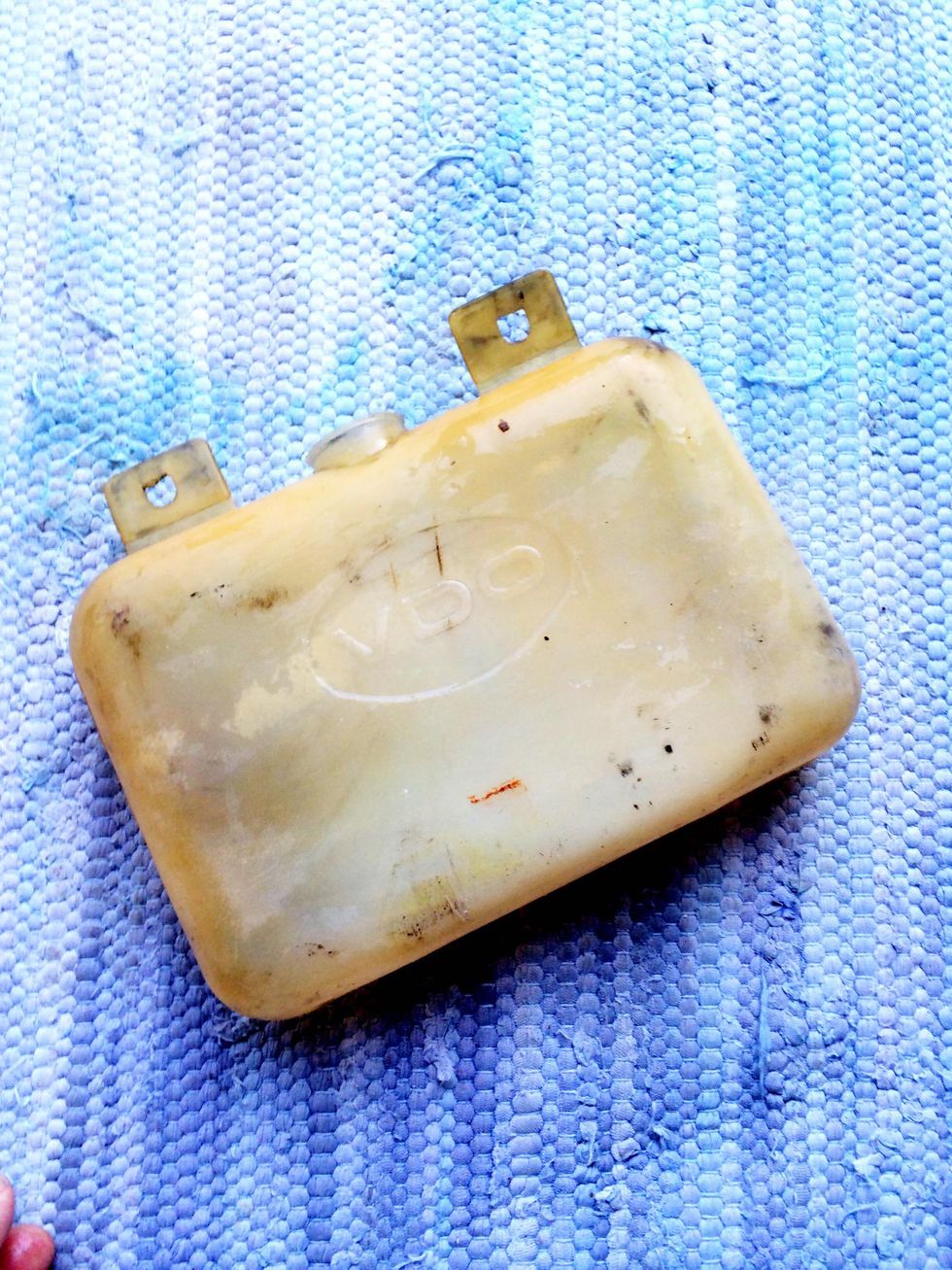 How to clean old plastic reservoir from a vintage benz B+C Guides