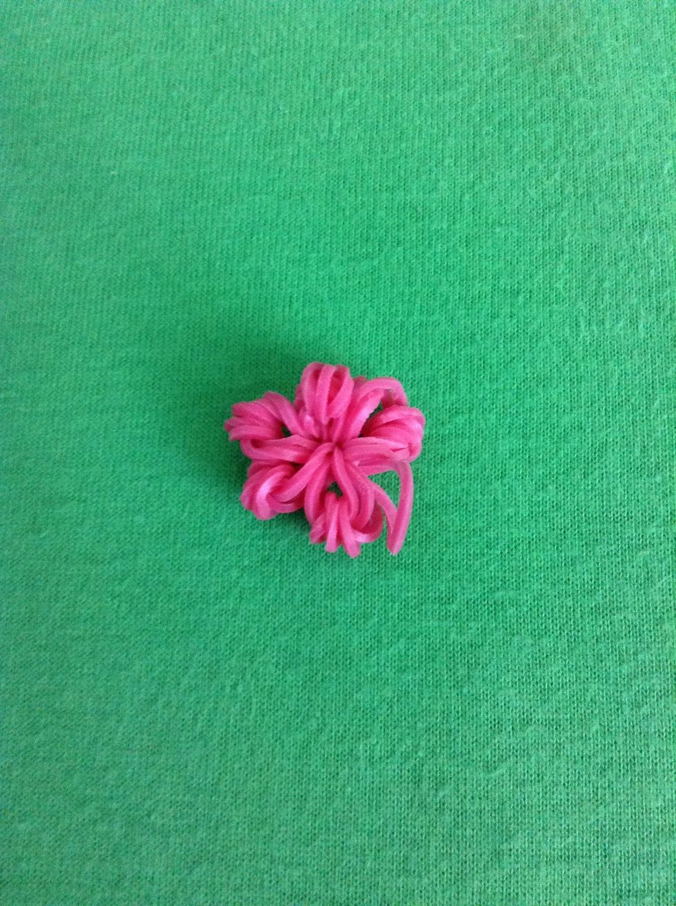 How to make a rainbow loom flower charm B+C Guides