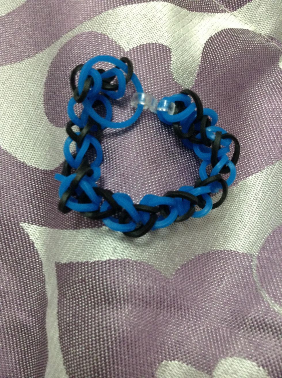 How to make a basic rainbow loom bracelet! B+C Guides