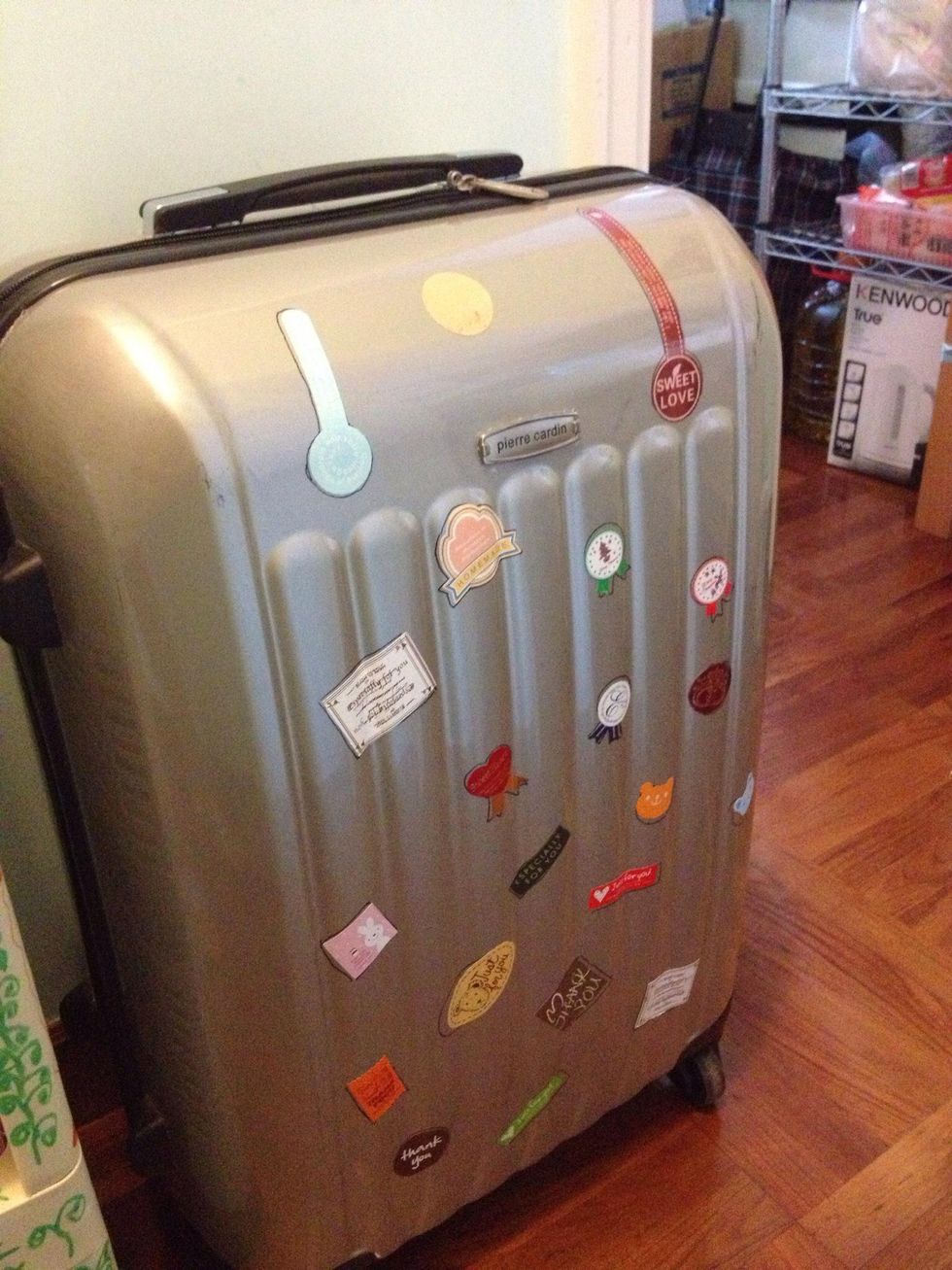 How to decorate a suitcase with kids B+C Guides