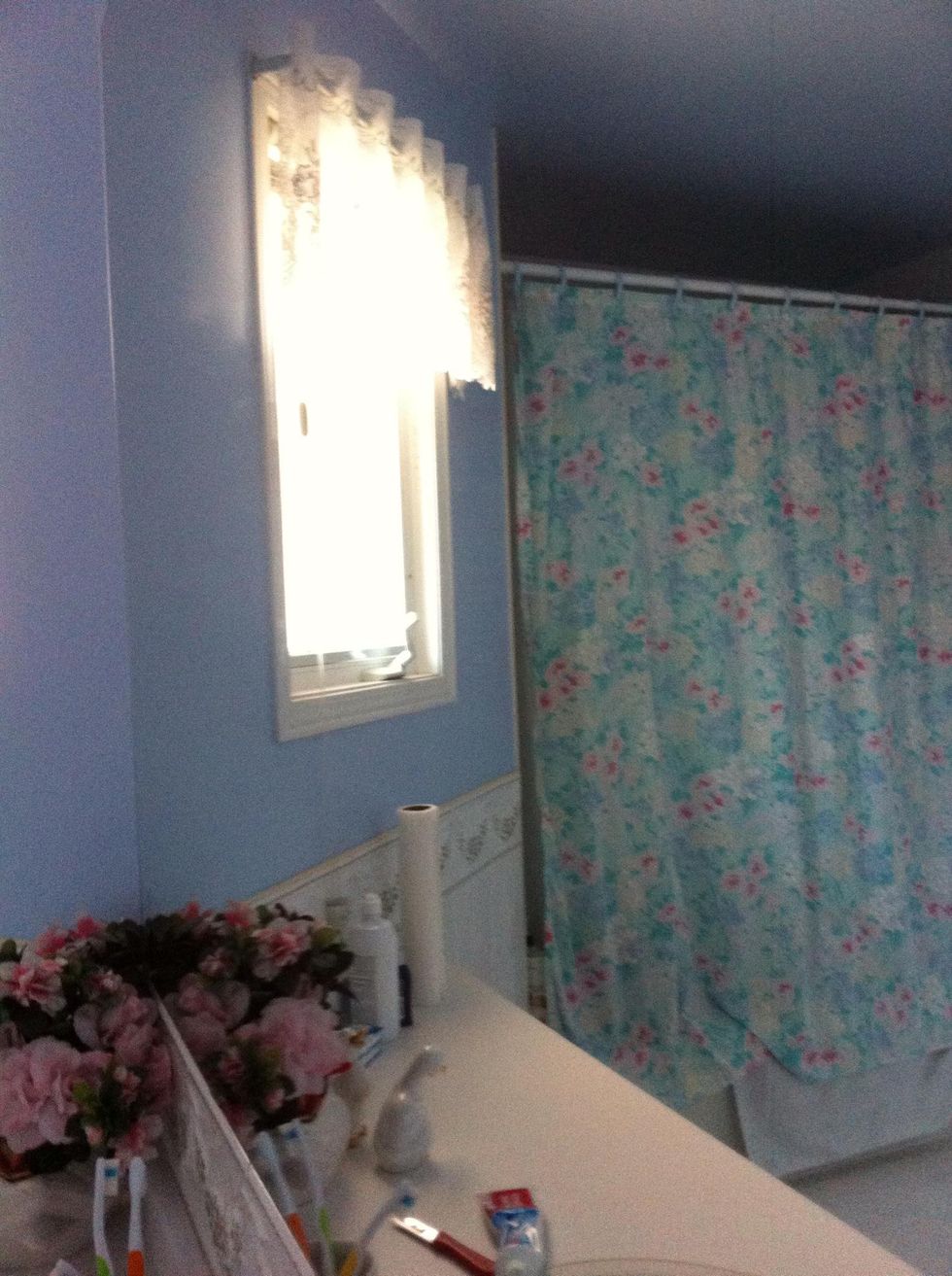 How to clean a bathroom mirror B+C Guides