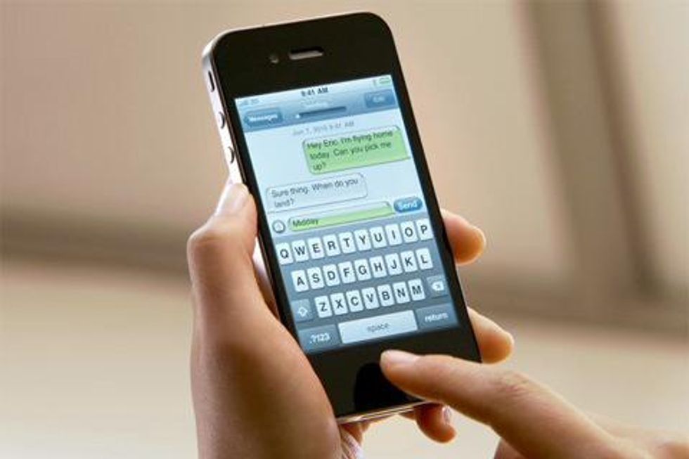 Get text messages. Телефон в руке. Смартфон смс. Человек переписывается в телефоне. Переписка в телефоне.