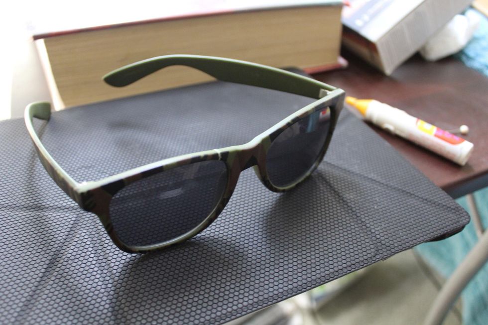 How to repair broken sunglasses B+C Guides