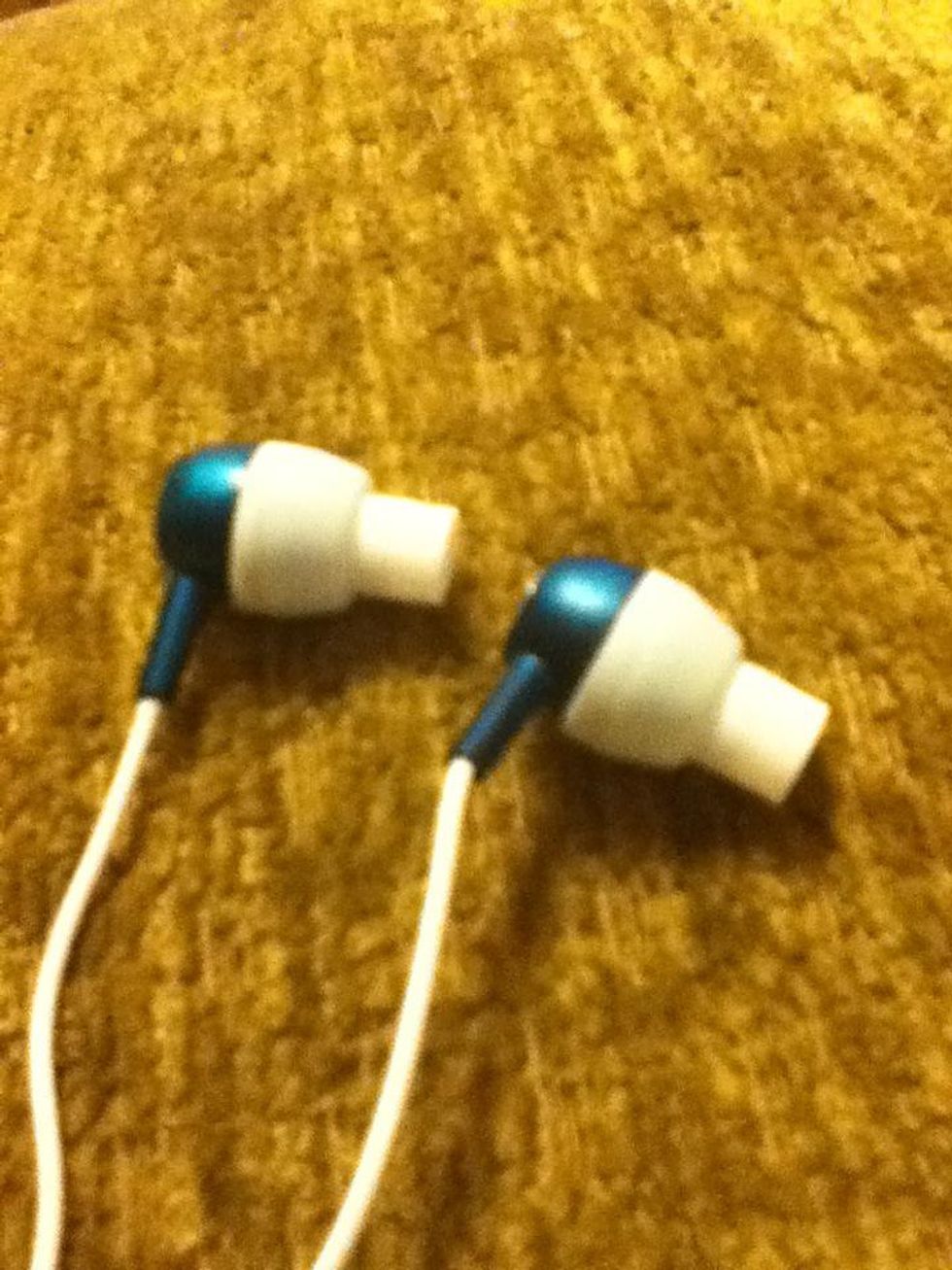 How to make earbuds fit in your ears better B+C Guides